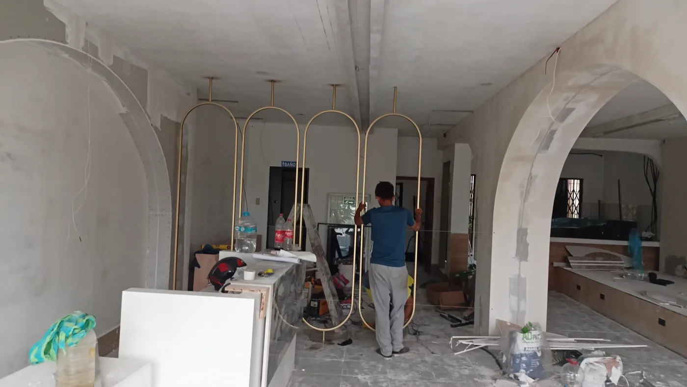 Separadores dorados de Mila Studio siendo instalados