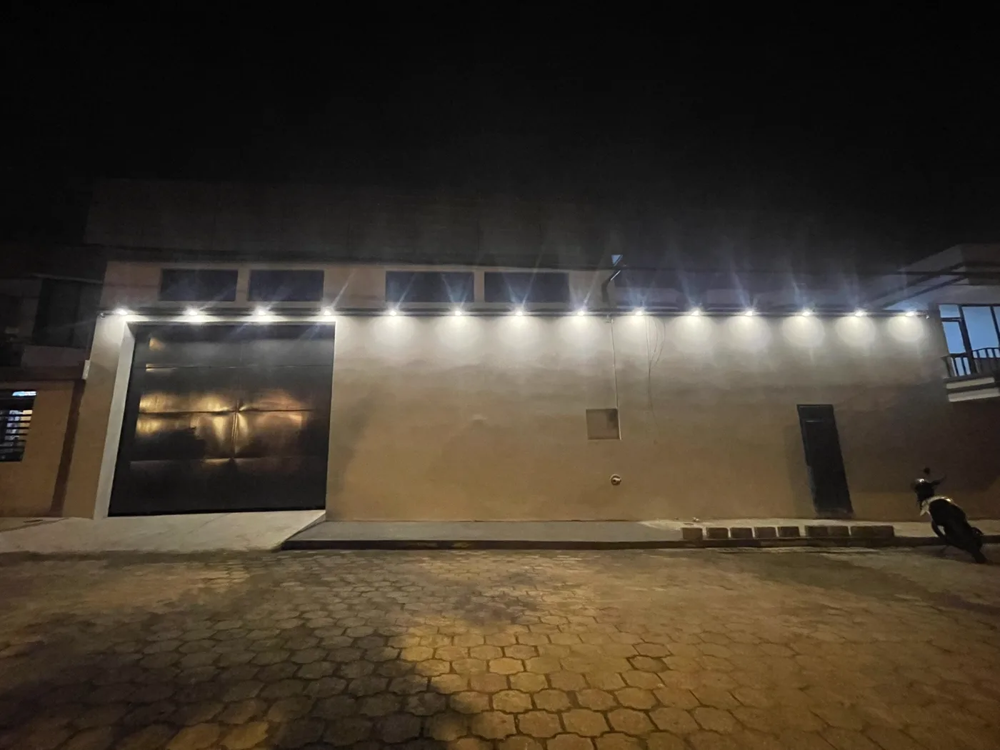 Bodega terminada, iluminada de noche