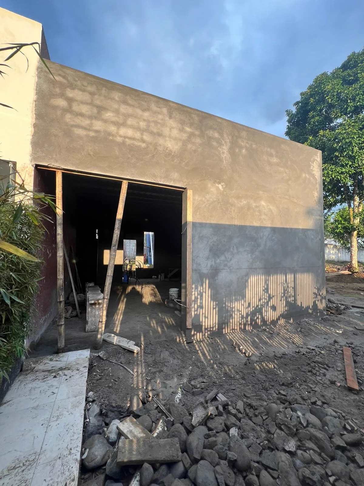 Fachada enlucida del Business Center en avance de obra