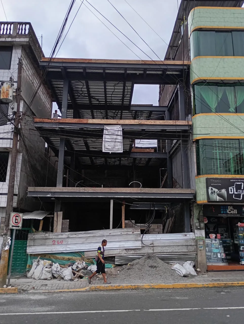 Estructura metálica del edificio en obra