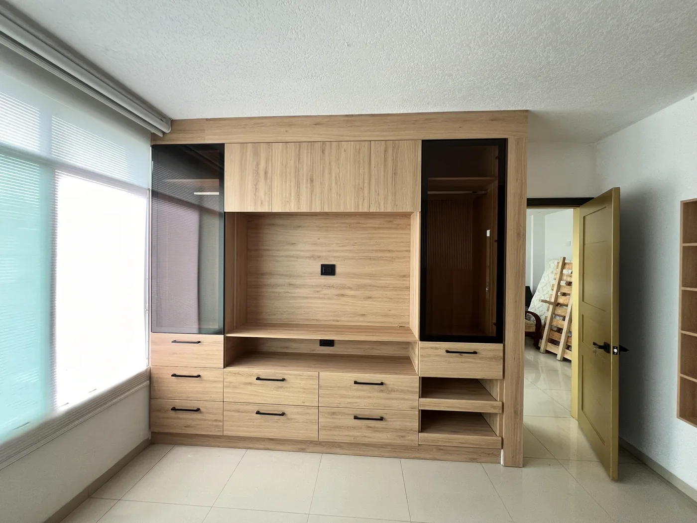 Mueble a medida terminado en la habitación