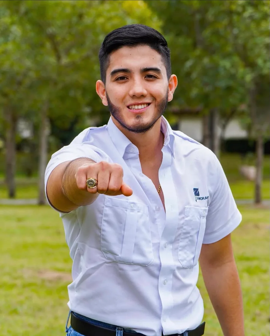 Ing. Carlos Luis Muñoz, CEO de Skydron, con la camisa de Zamorano